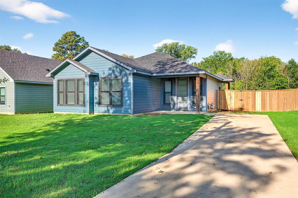 1501 South 7th Avenue Denison, TX 75021 - Photo 4 of 32 a front view of a house with a garden