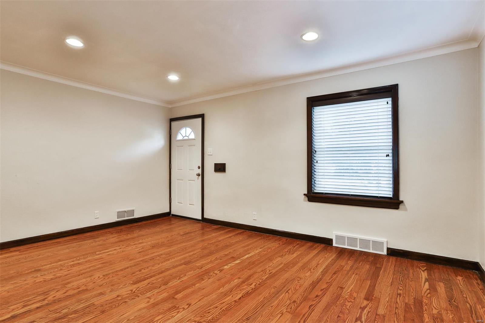 5842 Rhodes Avenue St. Louis, MO 63109 - Photo 8 of 27 Gallery Image 8