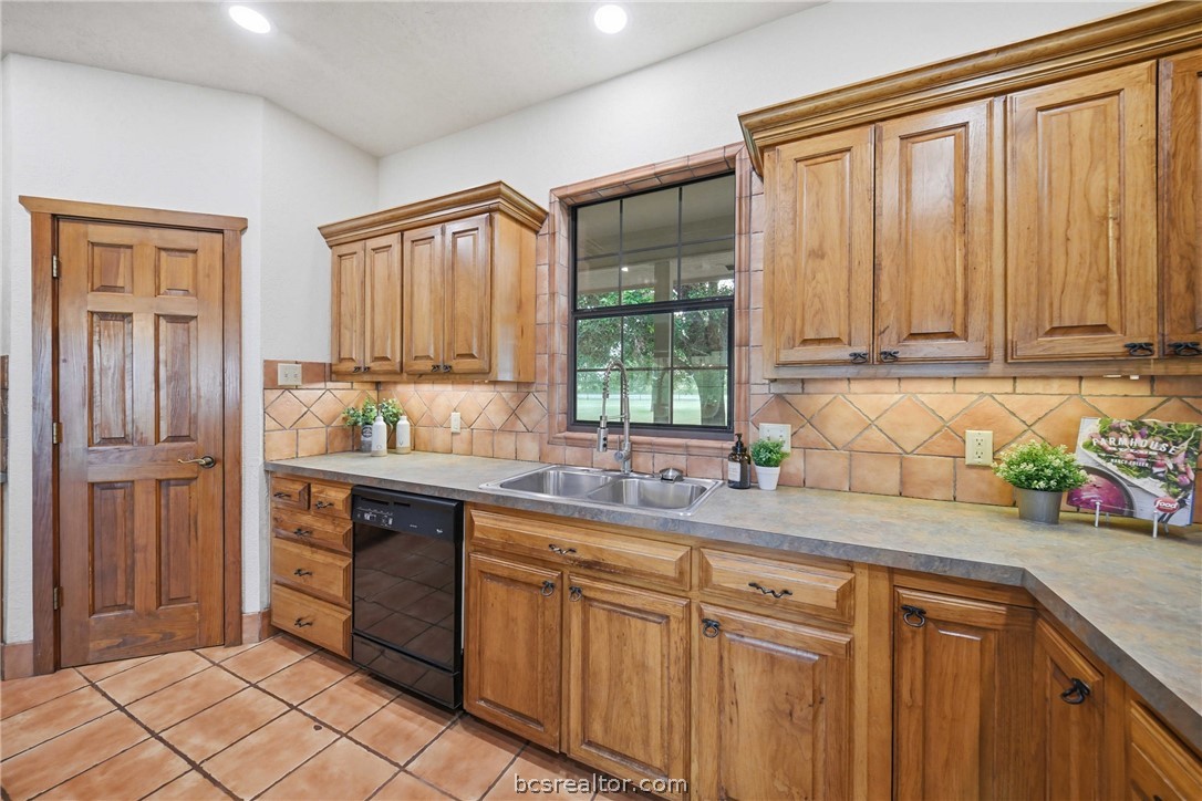 4366 Collette Lane Bryan, TX 77808 - Photo 10 of 37