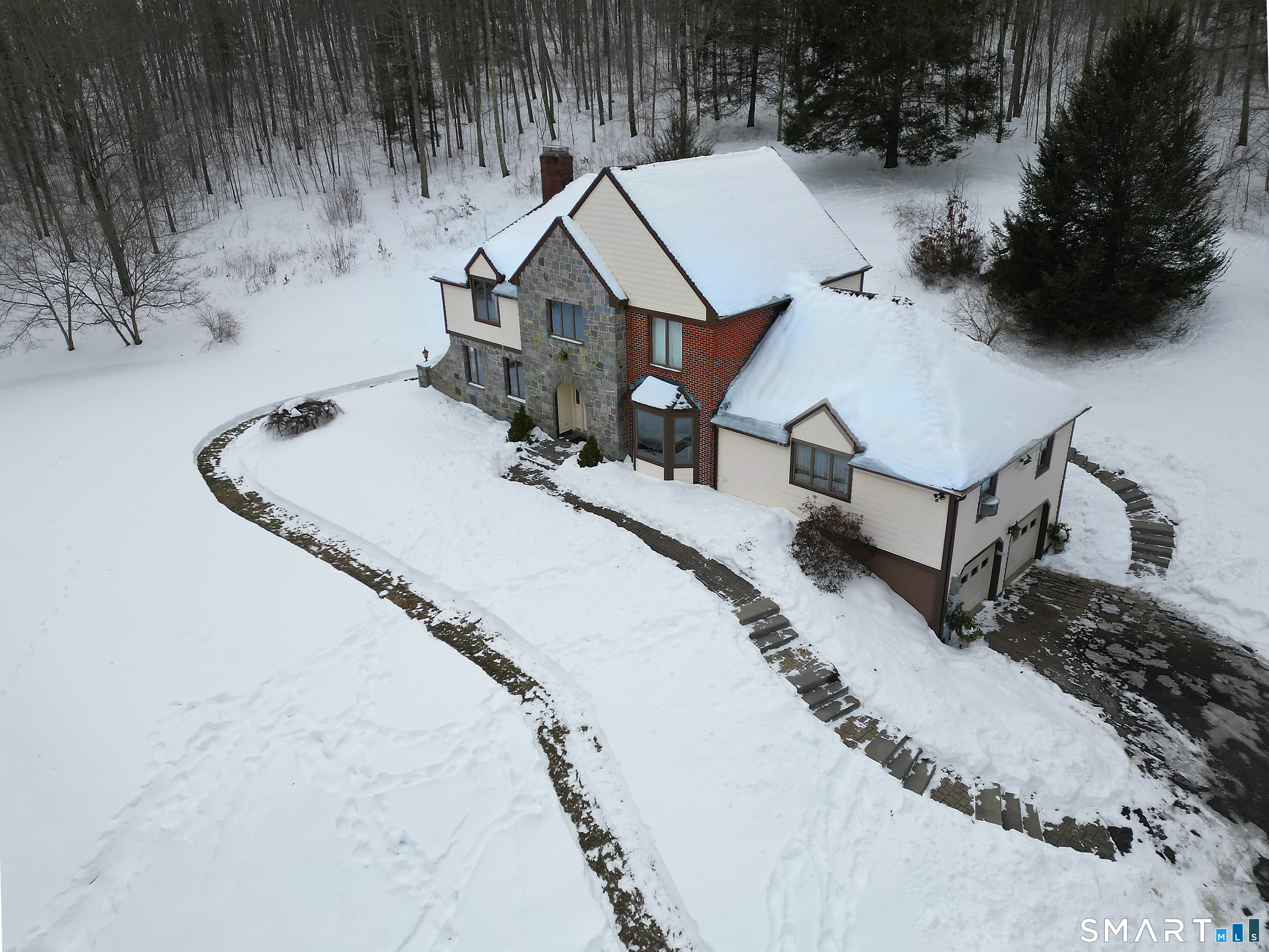 an aerial view of a house having yard