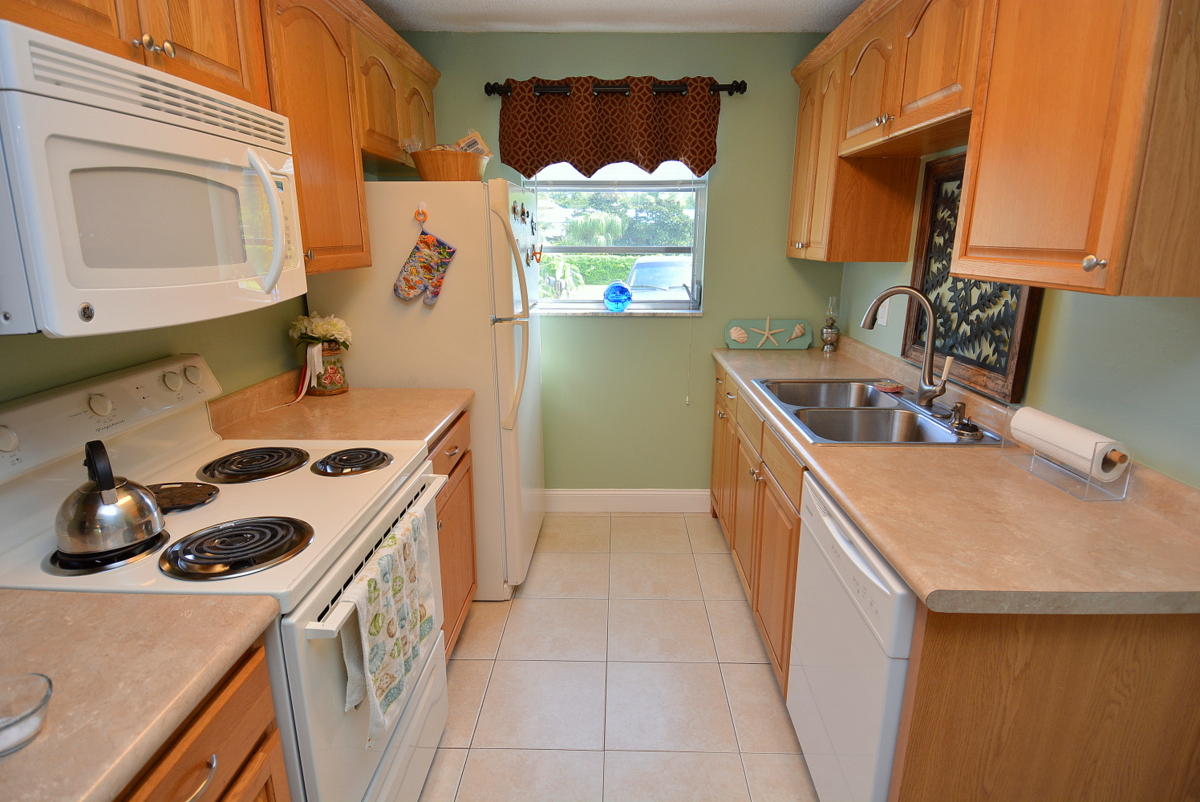 4607 Southeast Binnacle Way, Unit 1B Stuart, FL 34997 - Photo 7 of 36 Kitchen