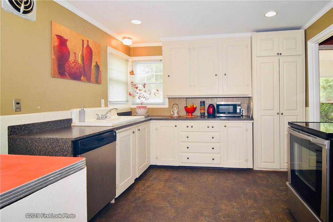 105 Scarborough Road Pawtucket, RI 02861 - Photo 3 of 28 Gallery Image 3