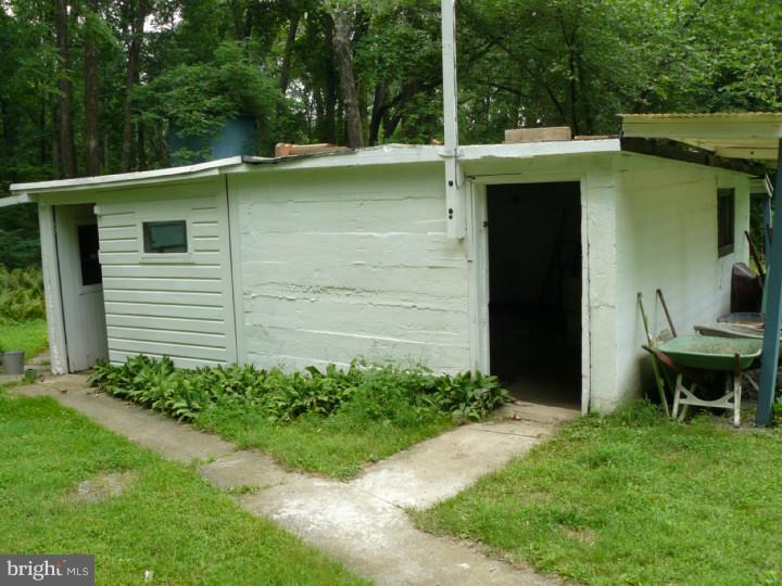 1458 Roundhouse Road Quakertown, PA 18951 - Photo 13 of 15 Barn