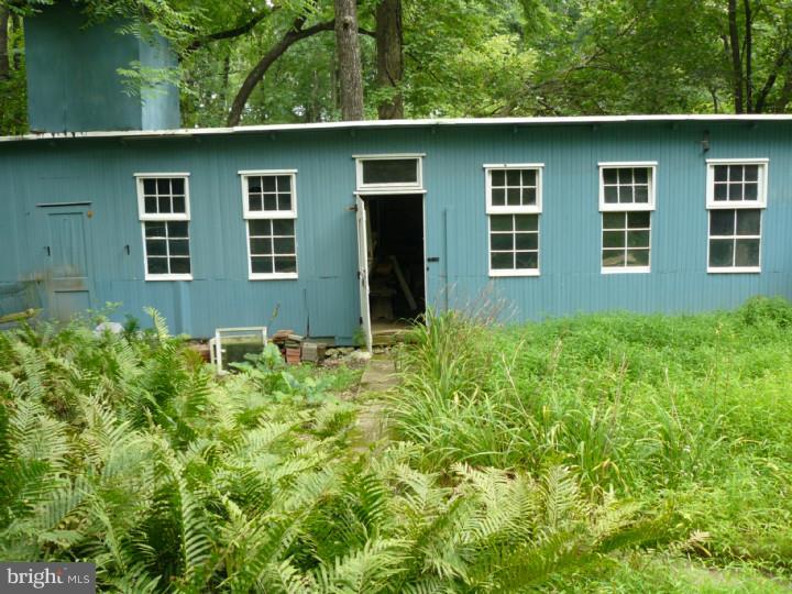 1458 Roundhouse Road Quakertown, PA 18951 - Photo 14 of 15 Barn