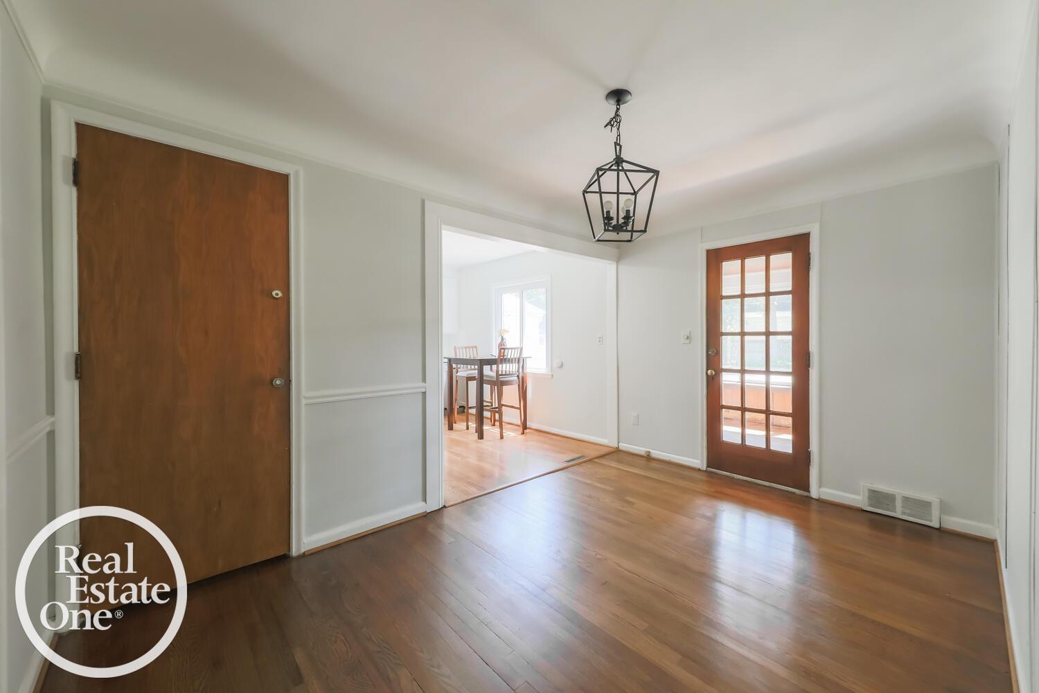 491 Bournemouth Road Grosse Pointe, MI 48236 - Photo 5 of 23 50180163-6139079c-9138-4289-b93a-0343a62373c7.JPG