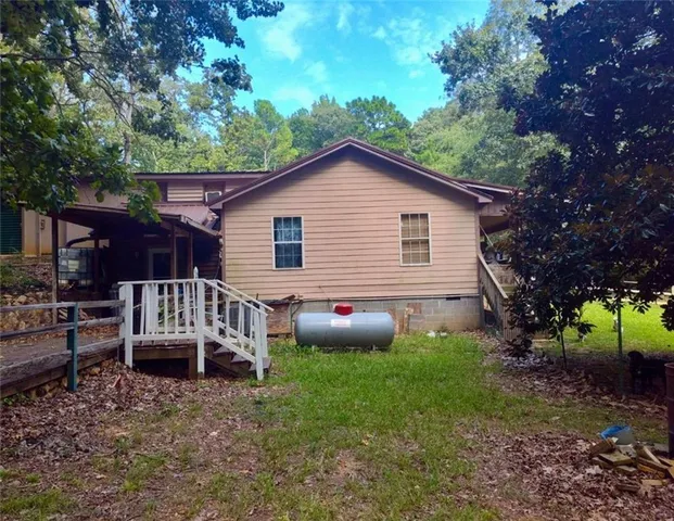 a view of a house with a backyard