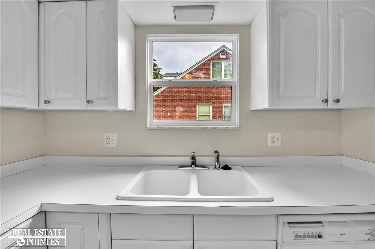 2050 Roslyn Road Grosse Pointe Woods, MI 48236 - Photo 18 of 30