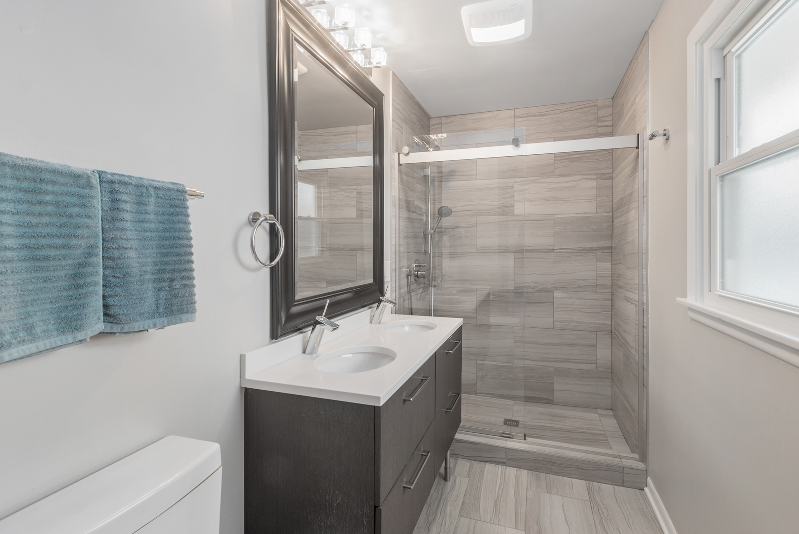 29 Ellendale Road Deerfield, IL 60015 - Photo 11 of 35 a bathroom with a sink a toilet and shower