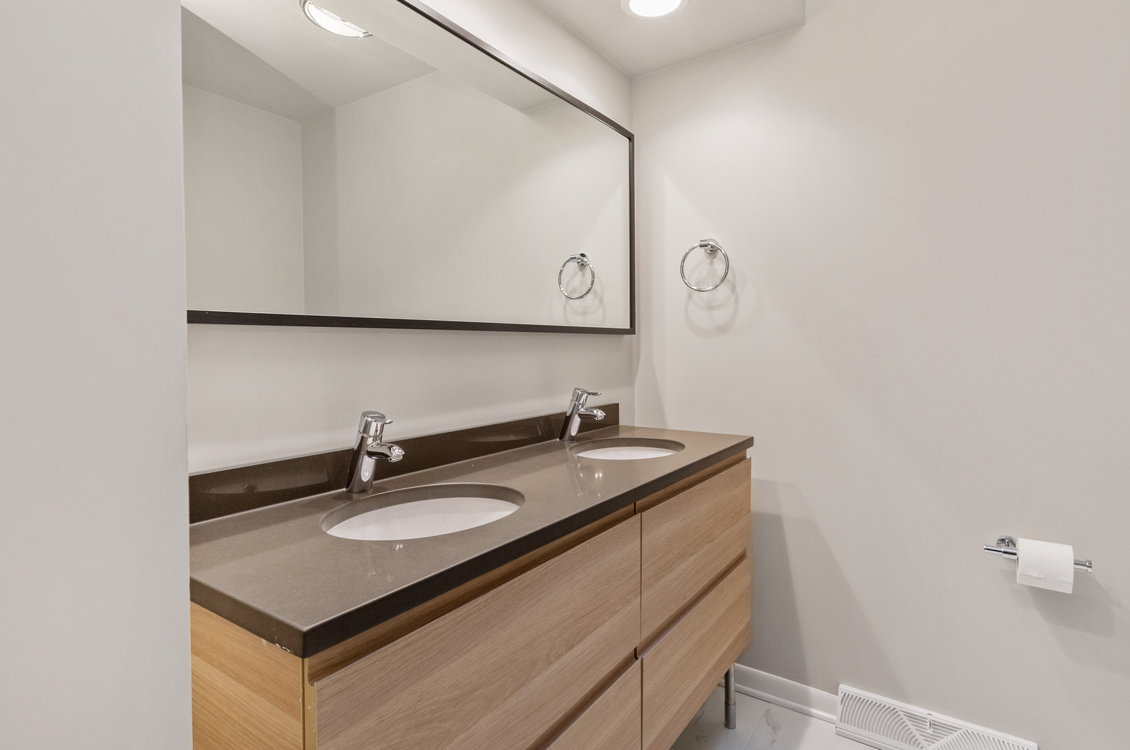 29 Ellendale Road Deerfield, IL 60015 - Photo 13 of 35 a bathroom with a sink and a mirror
