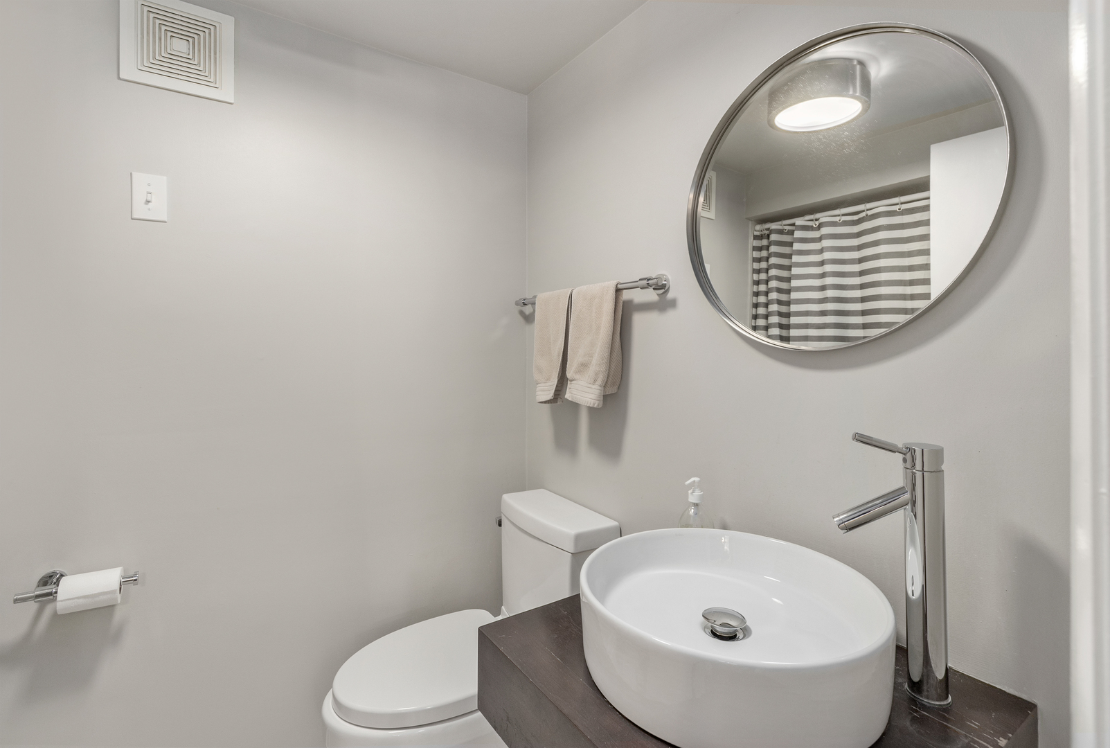 29 Ellendale Road Deerfield, IL 60015 - Photo 26 of 35 a bathroom with a toilet and a sink