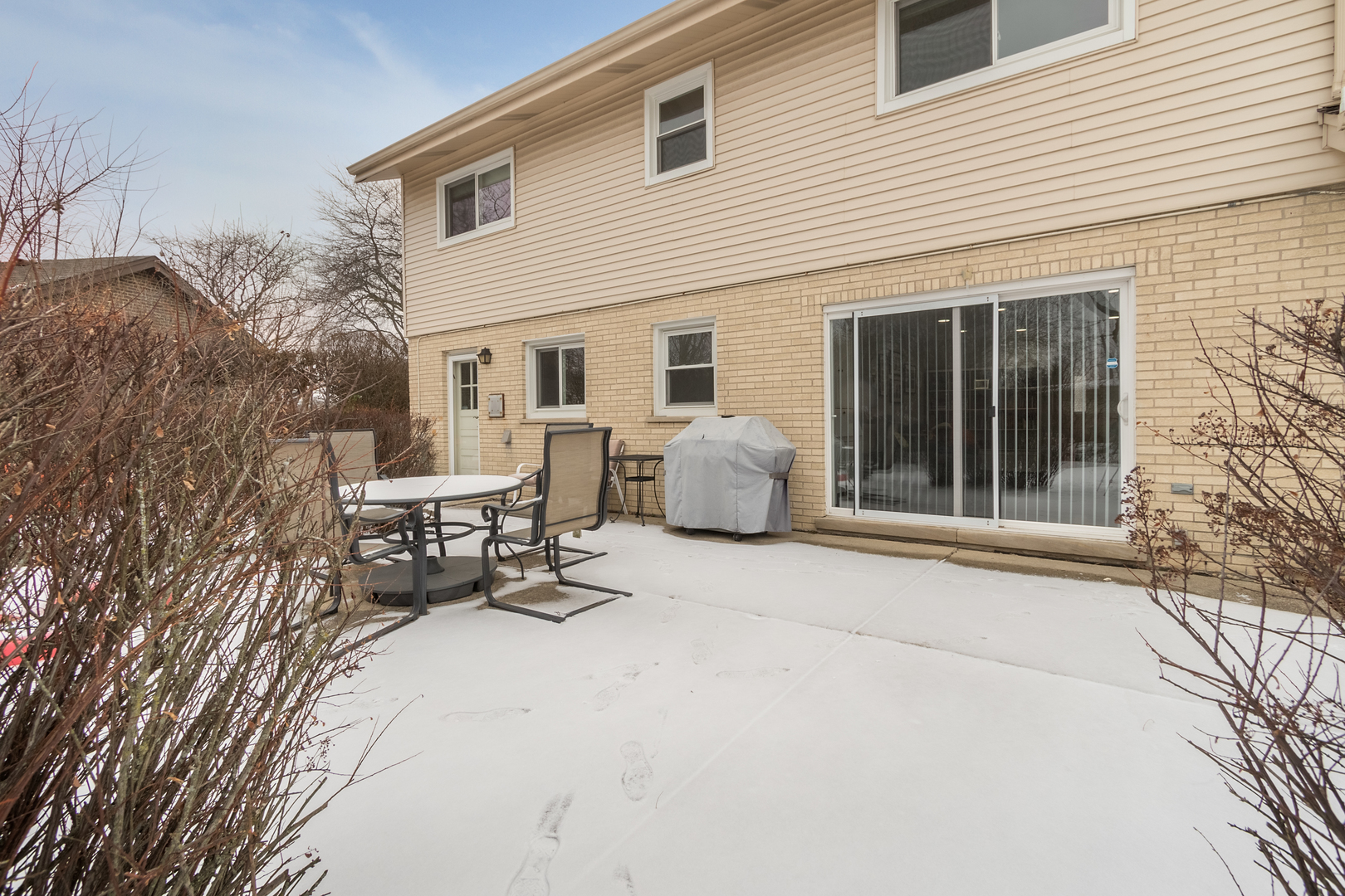 29 Ellendale Road Deerfield, IL 60015 - Photo 29 of 35 a backyard of a house with table and chairs