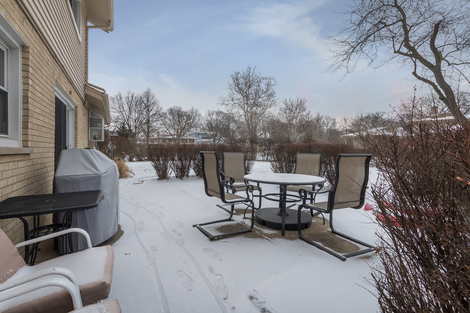 29 Ellendale Road Deerfield, IL 60015 - Photo 30 of 35 a view of a patio with table and chairs and potted plants