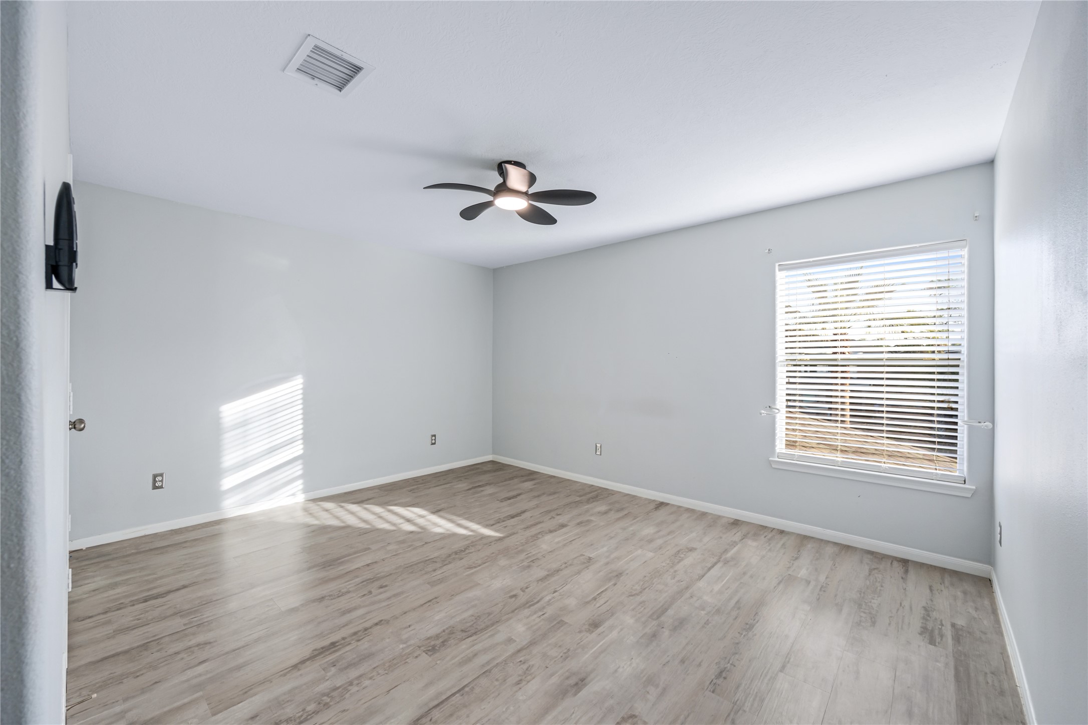 6727 Montay Bay Drive Spring, TX 77389 - Photo 24 of 41 a view of an empty room with a window and a ceiling fan