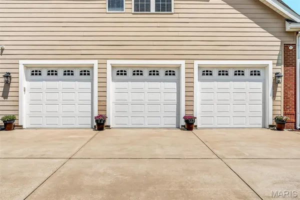 $744,500 | 1011 Hawks Landing Drive, Lake St. Louis, MO 63367