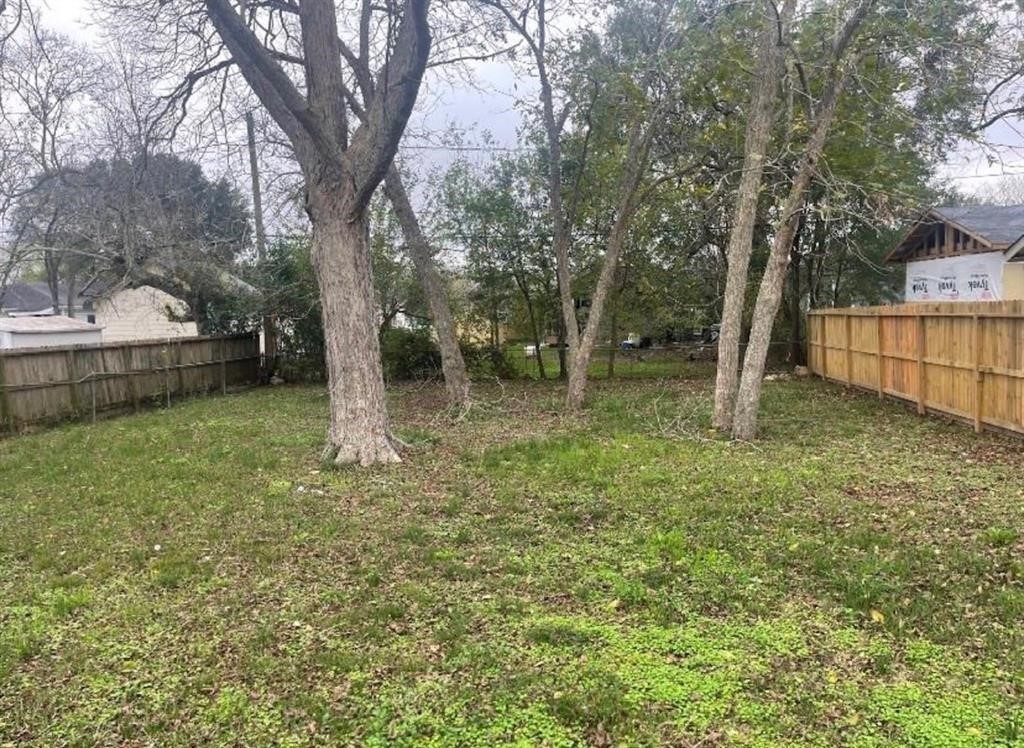 5122 Higgins Street Houston, TX 77033 - Photo 9 of 9 a backyard of a house with lots of green space