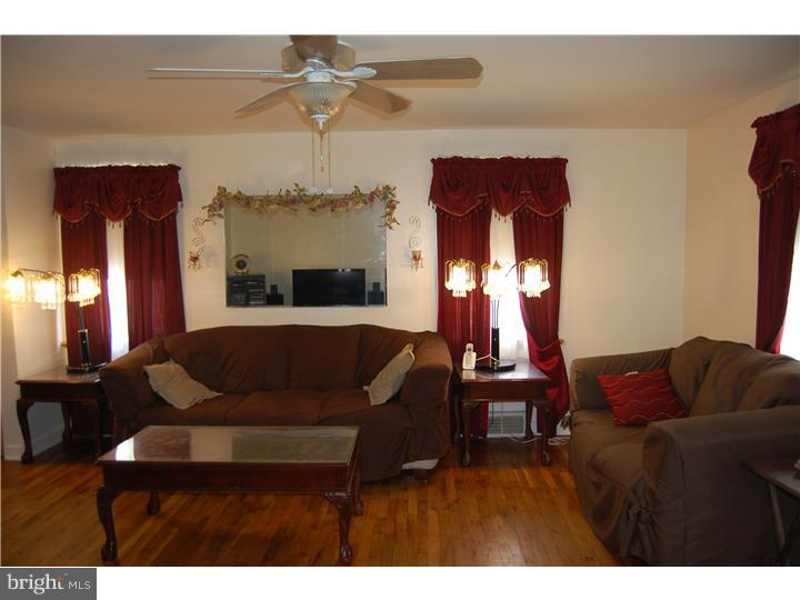 1008 Edgerton Road Secane, PA 19018 - Photo 4 of 18 Living Room