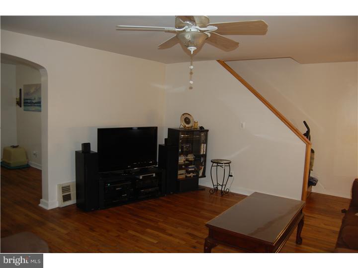 1008 Edgerton Road Secane, PA 19018 - Photo 5 of 18 Living Room