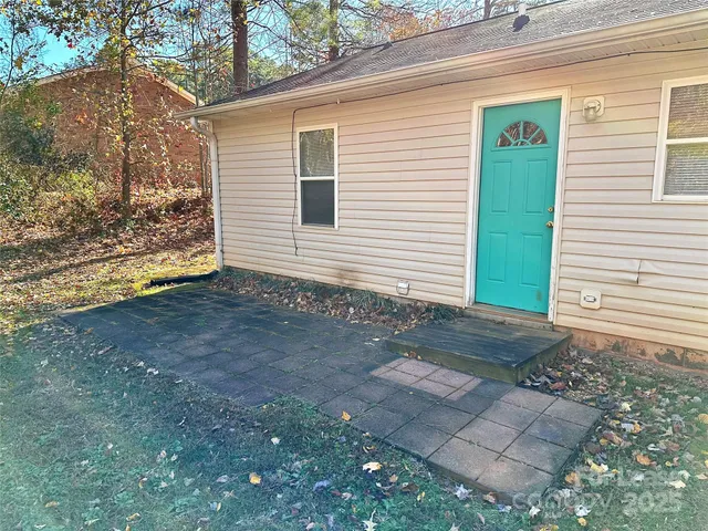 a view of a yard with plants