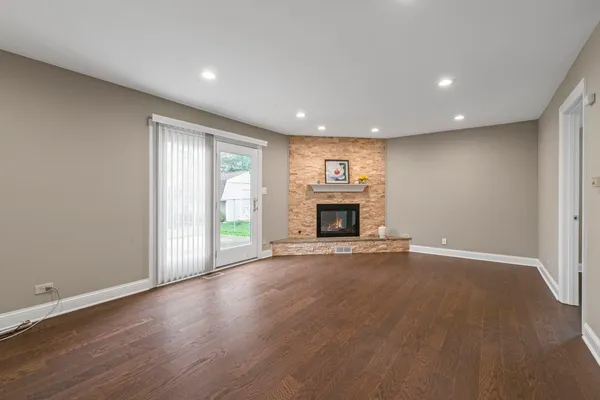 $619,000 | 1890 Shorewood Drive West, Hoffman Estates, IL 60192