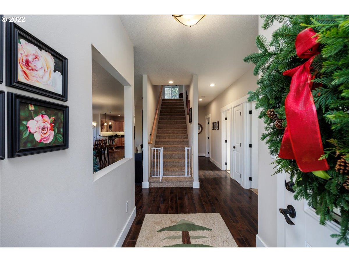 69030 Wasser Road Rainier, OR 97048 - Photo 4 of 31 Entrance/Foyer