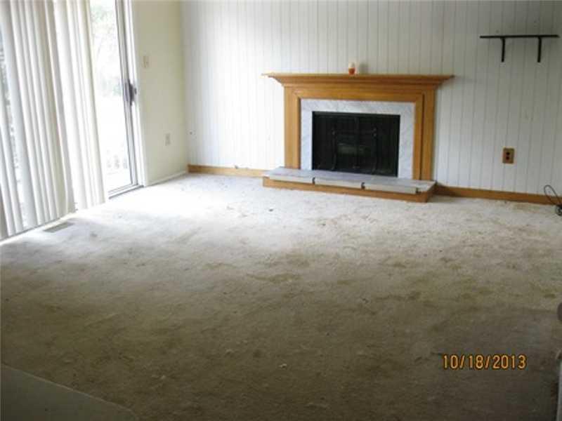 3101 Laurel Ridge Circle Bridgeville, PA 15017 - Photo 3 of 9 Living Room.