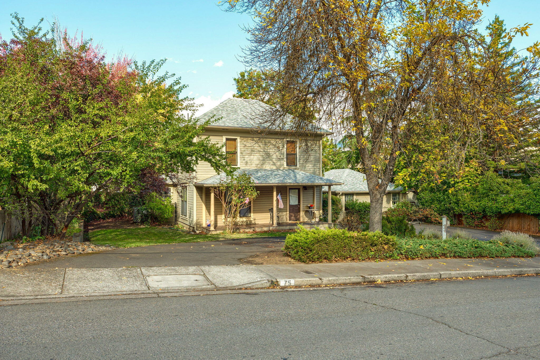 75 Wimer Street Ashland, OR 97520 - Photo 7 of 44 a front view of a house with a yard