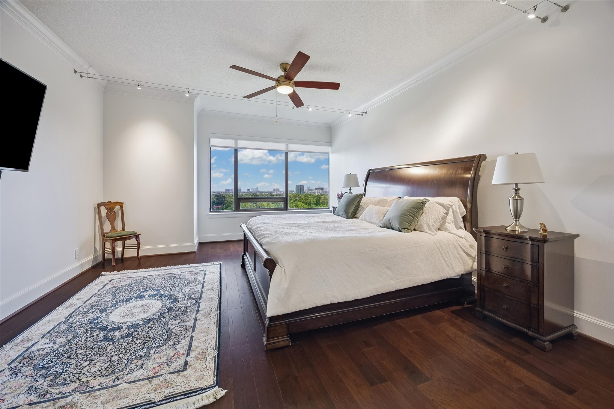 101 Westcott Street, Unit 1202 Houston, TX 77007 - Photo 23 of 40 Primary bedroom. Views Downtown.