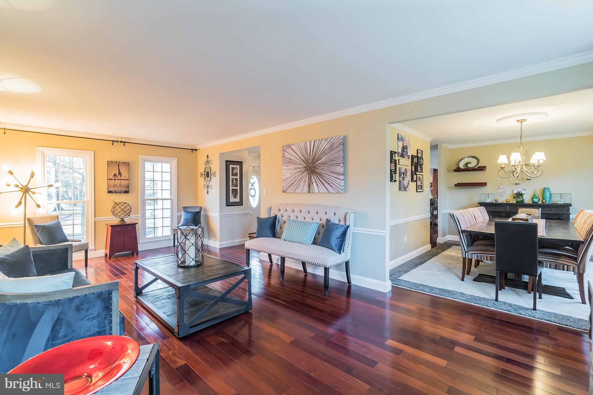 11710 Ayreshire Road Oakton, VA 22124 - Photo 5 of 30 Living Room