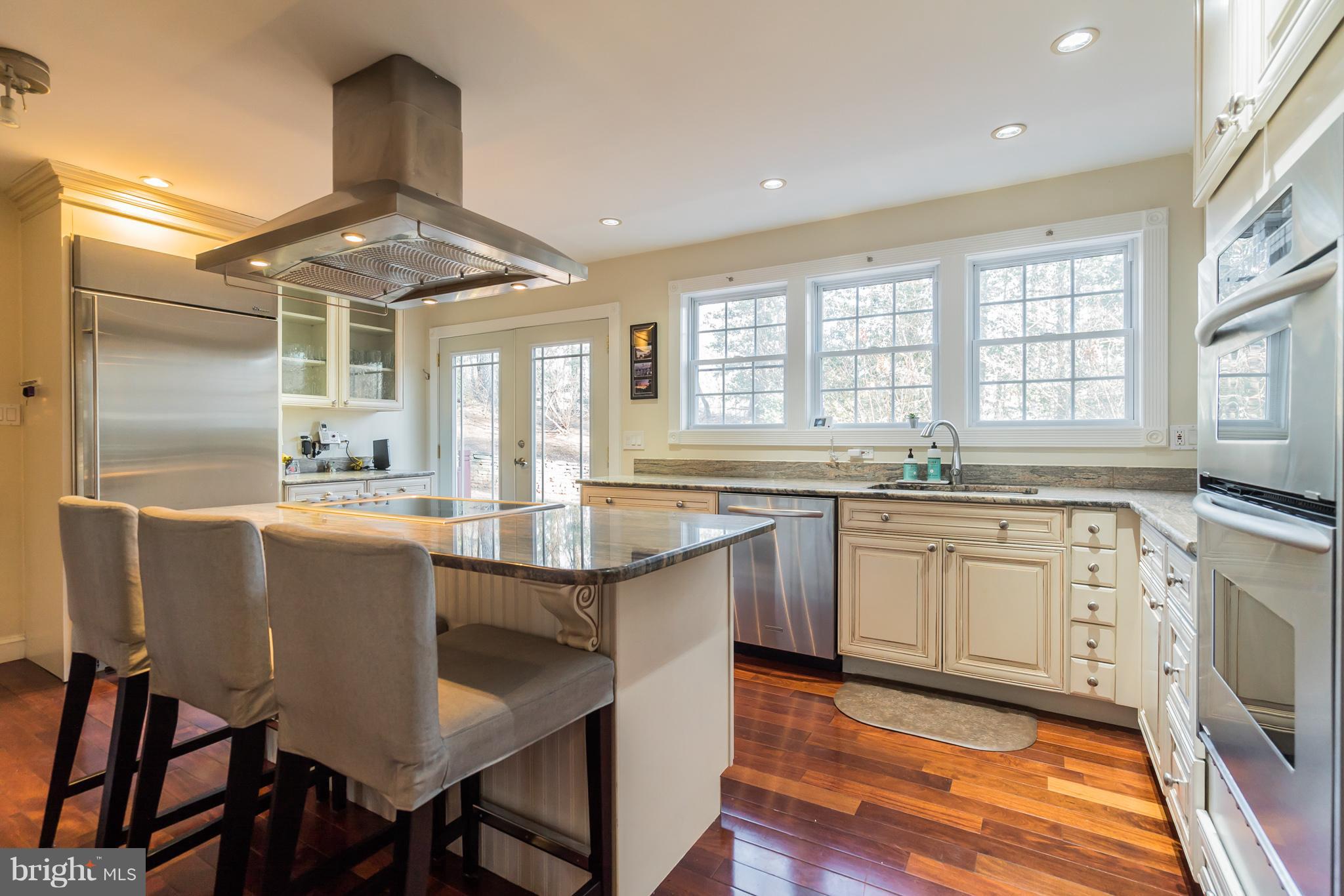 11710 Ayreshire Road Oakton, VA 22124 - Photo 7 of 30 Kitchen with island breakfast bar