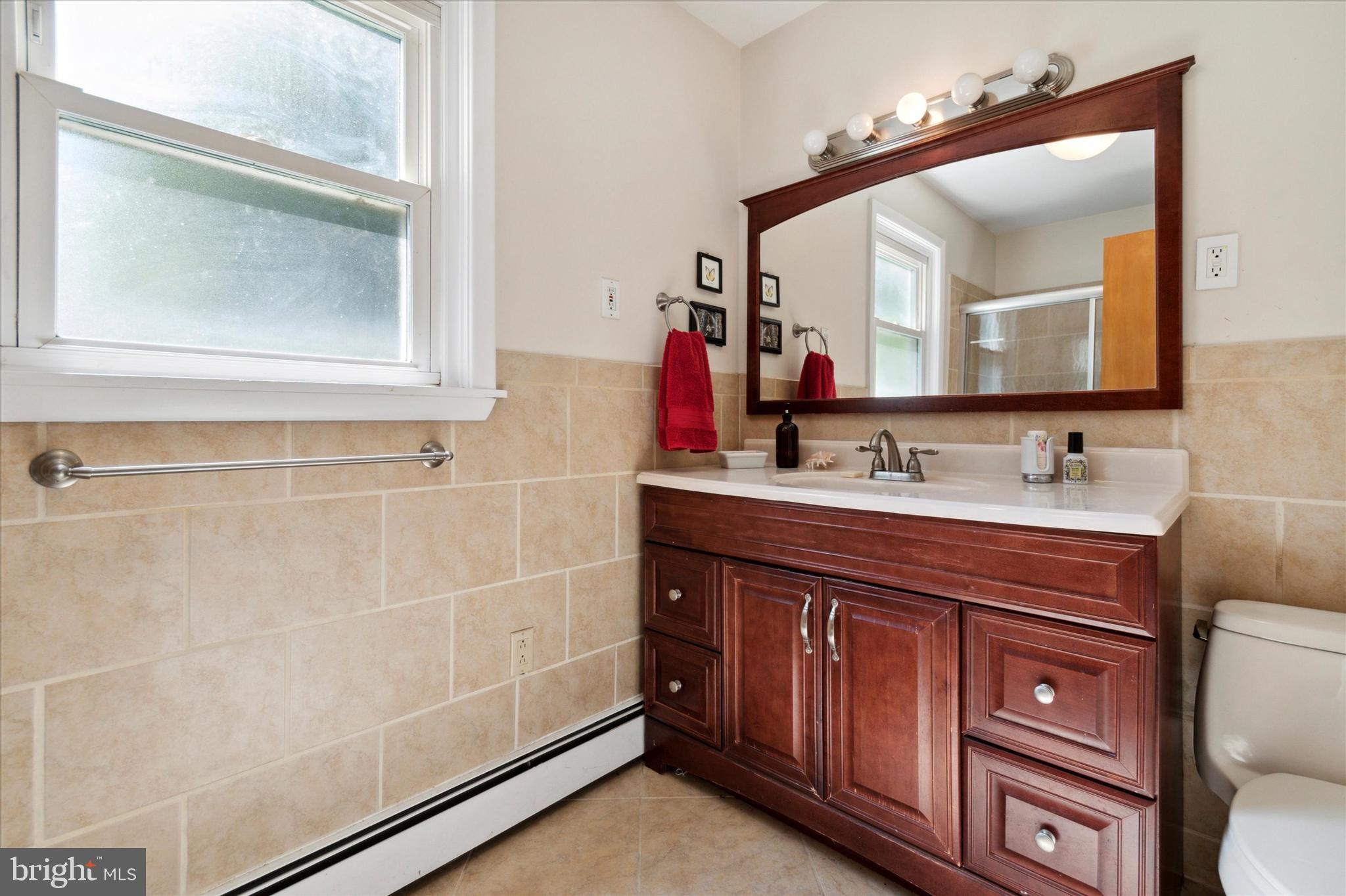 1457 Holcomb Road Huntingdon Valley, PA 19006 - Photo 27 of 47 Hall Bathroom with Tub Shower