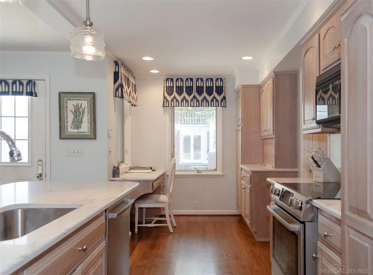 550 Roslyn Road Grosse Pointe, MI 48236 - Photo 11 of 48 31388633-10.JPG