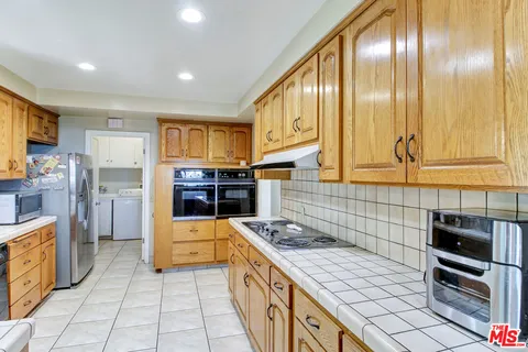 $2,699,999 | 4152 Terraza Drive, Los Angeles, CA 90008