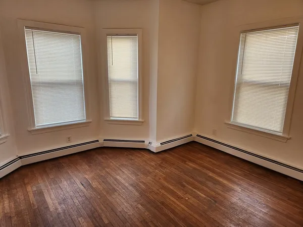 $3,000 | 107 Hollingsworth Street, Unit 1, Lynn, MA 01902