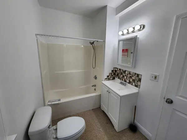 $3,000 | 107 Hollingsworth Street, Unit 1, Lynn, MA 01902