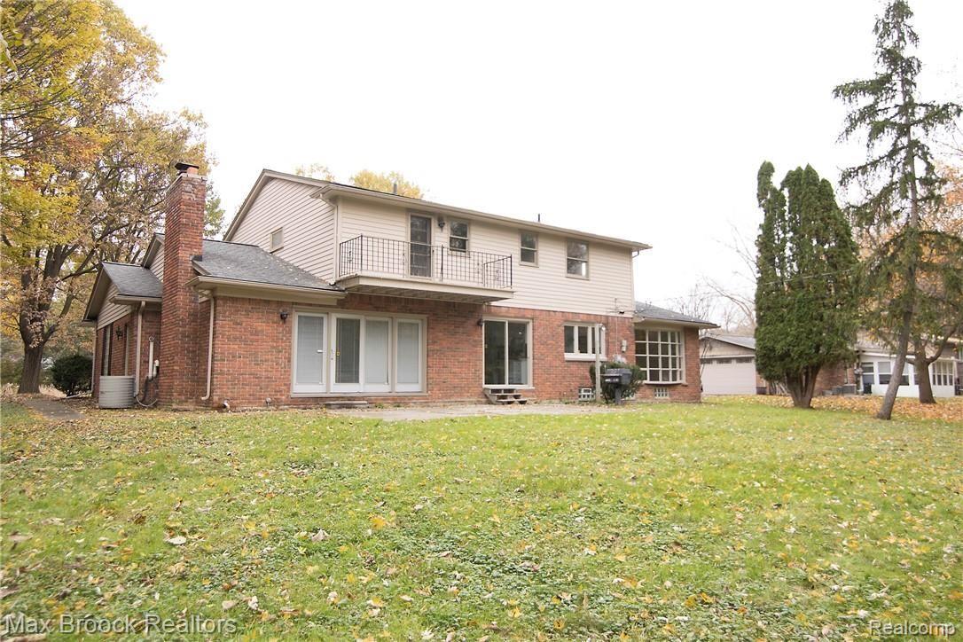 2731 West Wattles Road Troy, MI 48098 - Photo 31 of 38 Left_side_Backyard.jpg