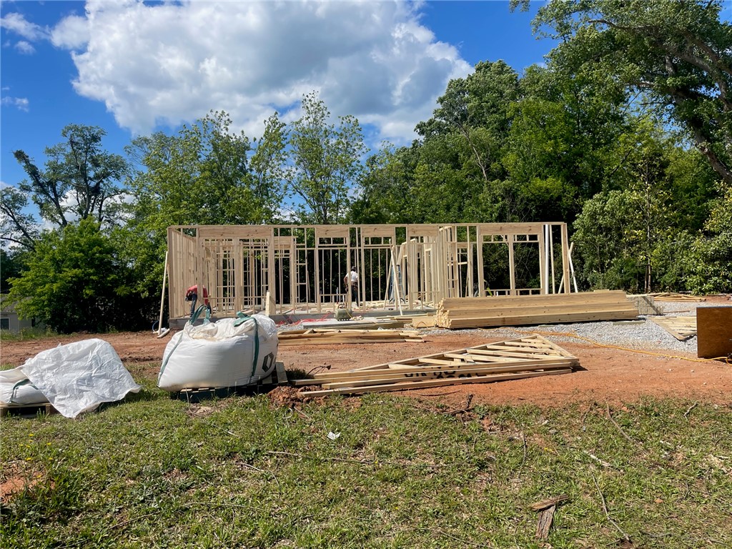 403 East South 4th Street Seneca, SC 29678 - Photo 4 of 24 5-6-2025 Status