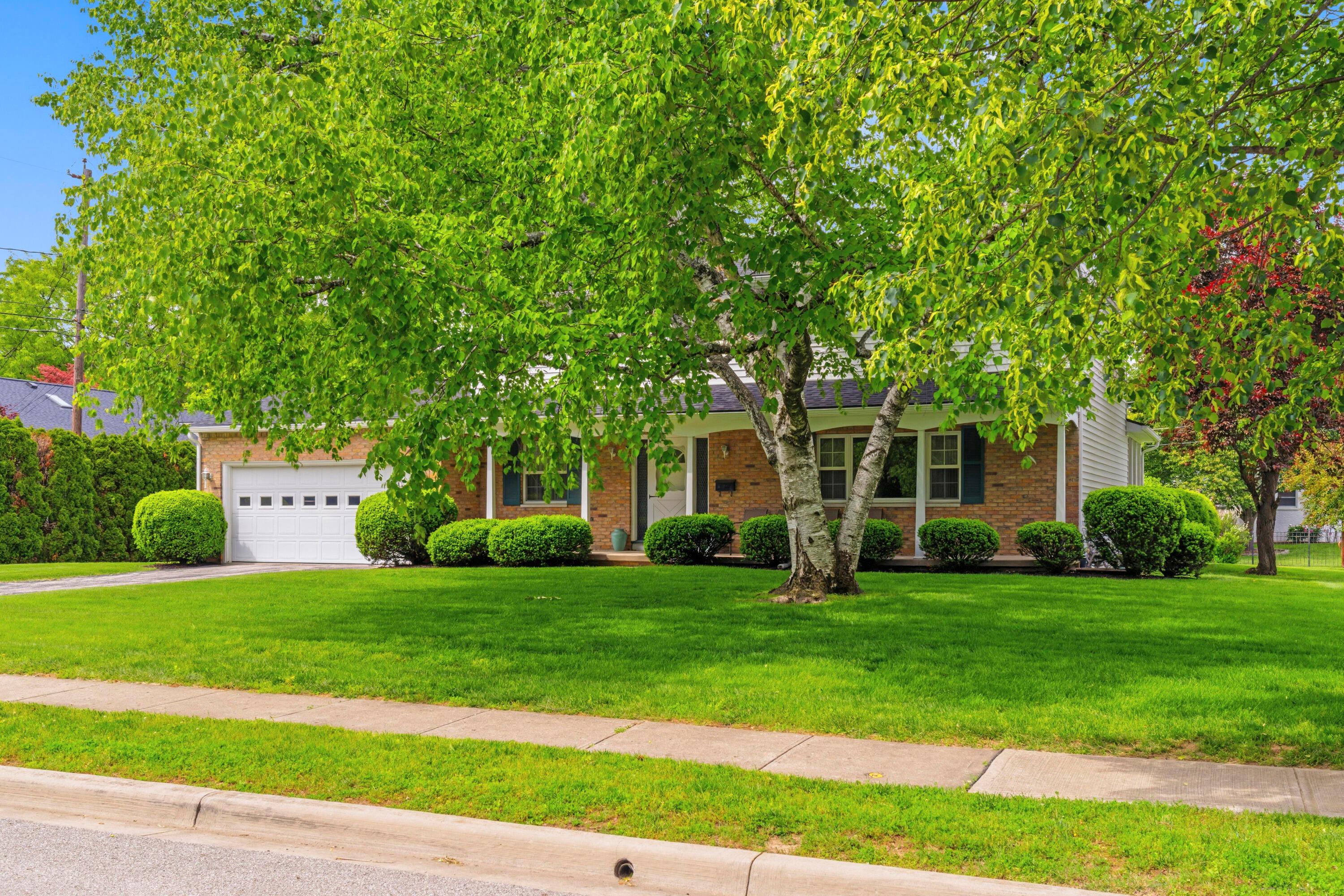 2810 Brackley Road Upper Arlington, OH 43220 - Photo 4 of 27