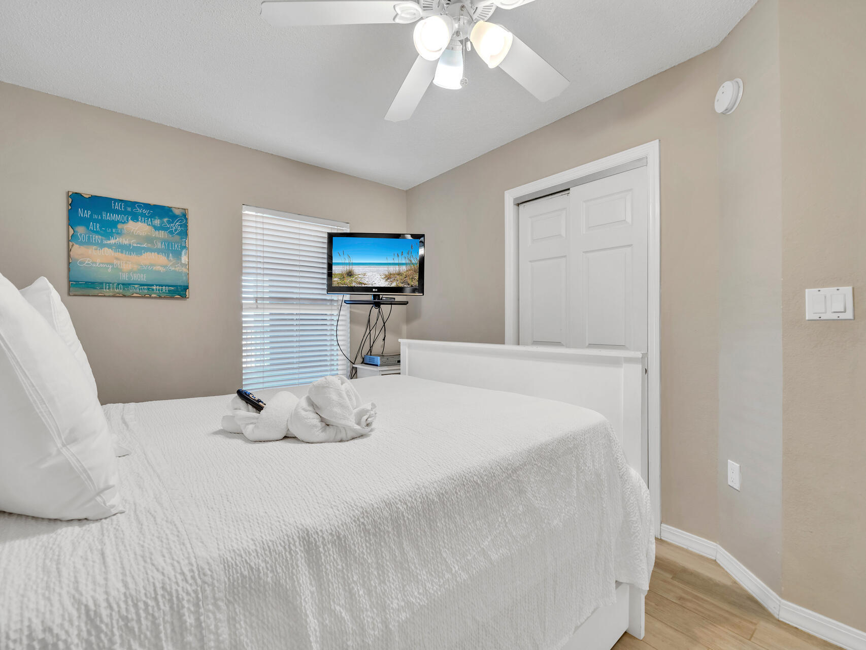790 Santa Rosa Boulevard, Unit 6002 Fort Walton Beach, FL 32548 - Photo 23 of 42 a bedroom with a bed and a tv