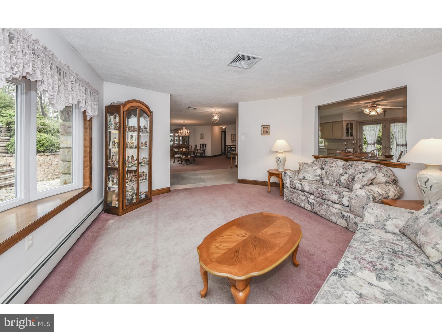 39 Doe Run Road Warrington, PA 18976 - Photo 5 of 25 Living Room