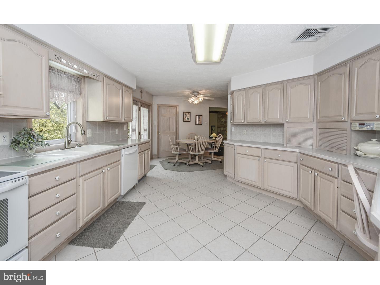 39 Doe Run Road Warrington, PA 18976 - Photo 10 of 25 Kitchen