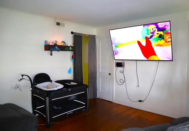 a room with table and flowerpot