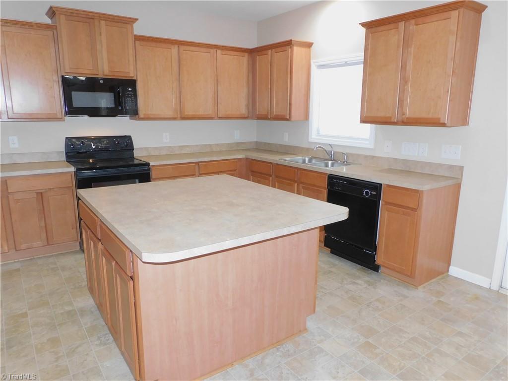 1300 Pondhaven Drive High Point, NC 27265 - Photo 7 of 32