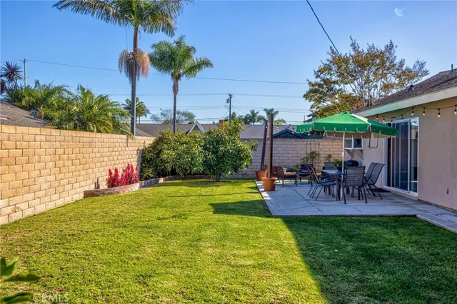 a view of a pathway with a yard