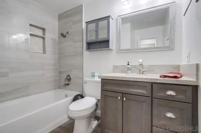 a en suite bathroom with a double vanity sink and a mirror