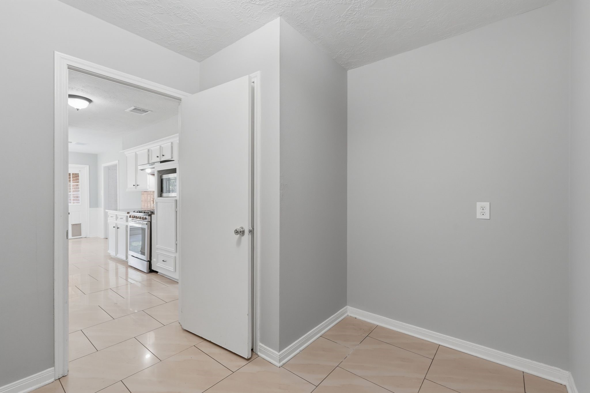 25611 Timberlane Drive Spring, TX 77386 - Photo 29 of 38 a view of a hallway with closet and entryway