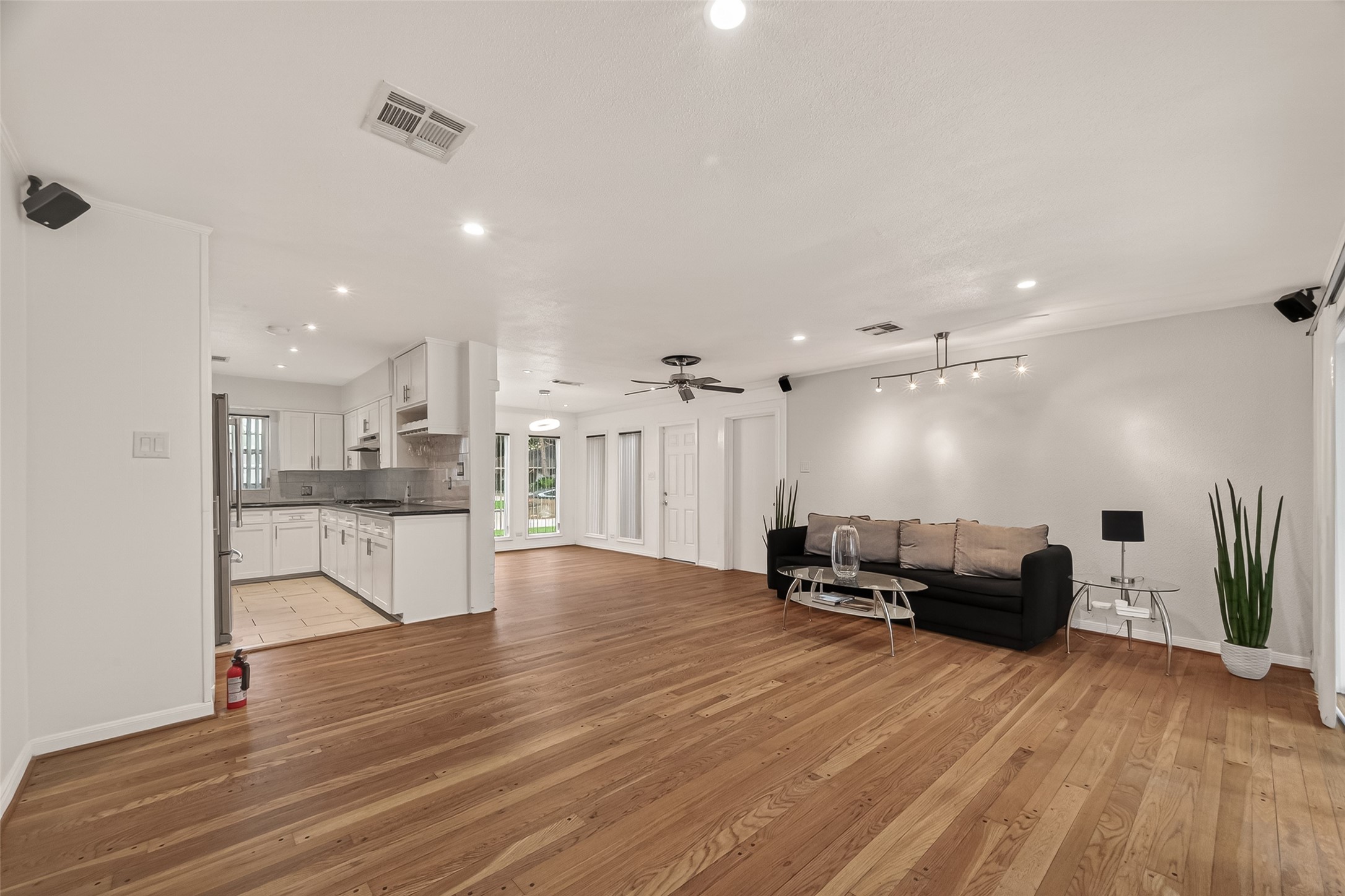 5666 Overbrook Lane Houston, TX 77056 - Photo 10 of 36