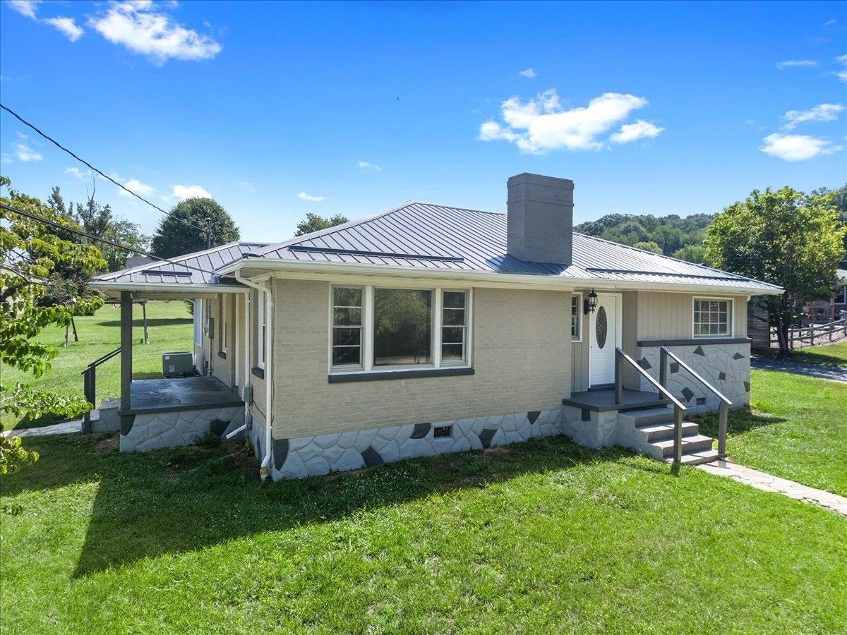 121 Spring Street Narrows, VA 24124 - Photo 6 of 54 Gallery Image 6
