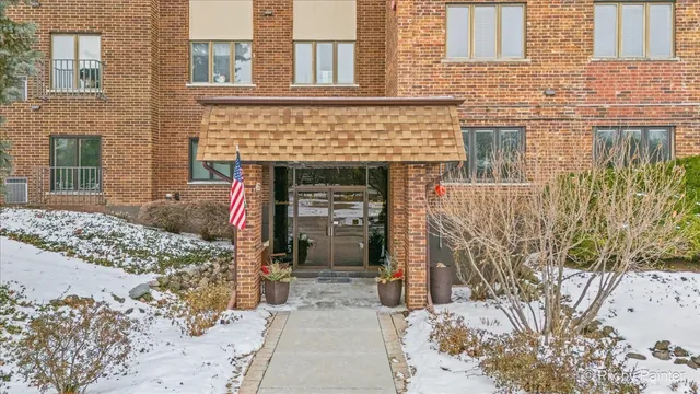 $274,900 | 453 Raintree Drive, Unit 1H, Glen Ellyn, IL 60137
