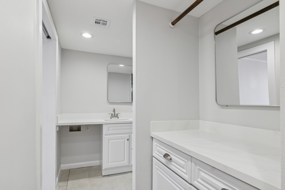 2016 Main Street, Unit 2507 Houston, TX 77002 - Photo 13 of 32 a bathroom with a sink and a mirror