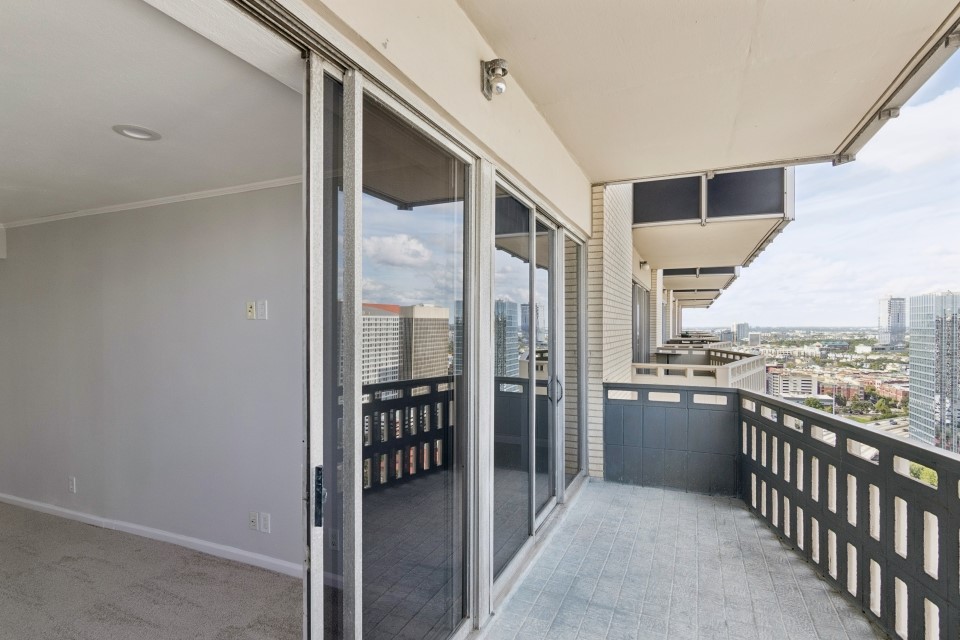 2016 Main Street, Unit 2507 Houston, TX 77002 - Photo 19 of 32 a view of a hallway with city view
